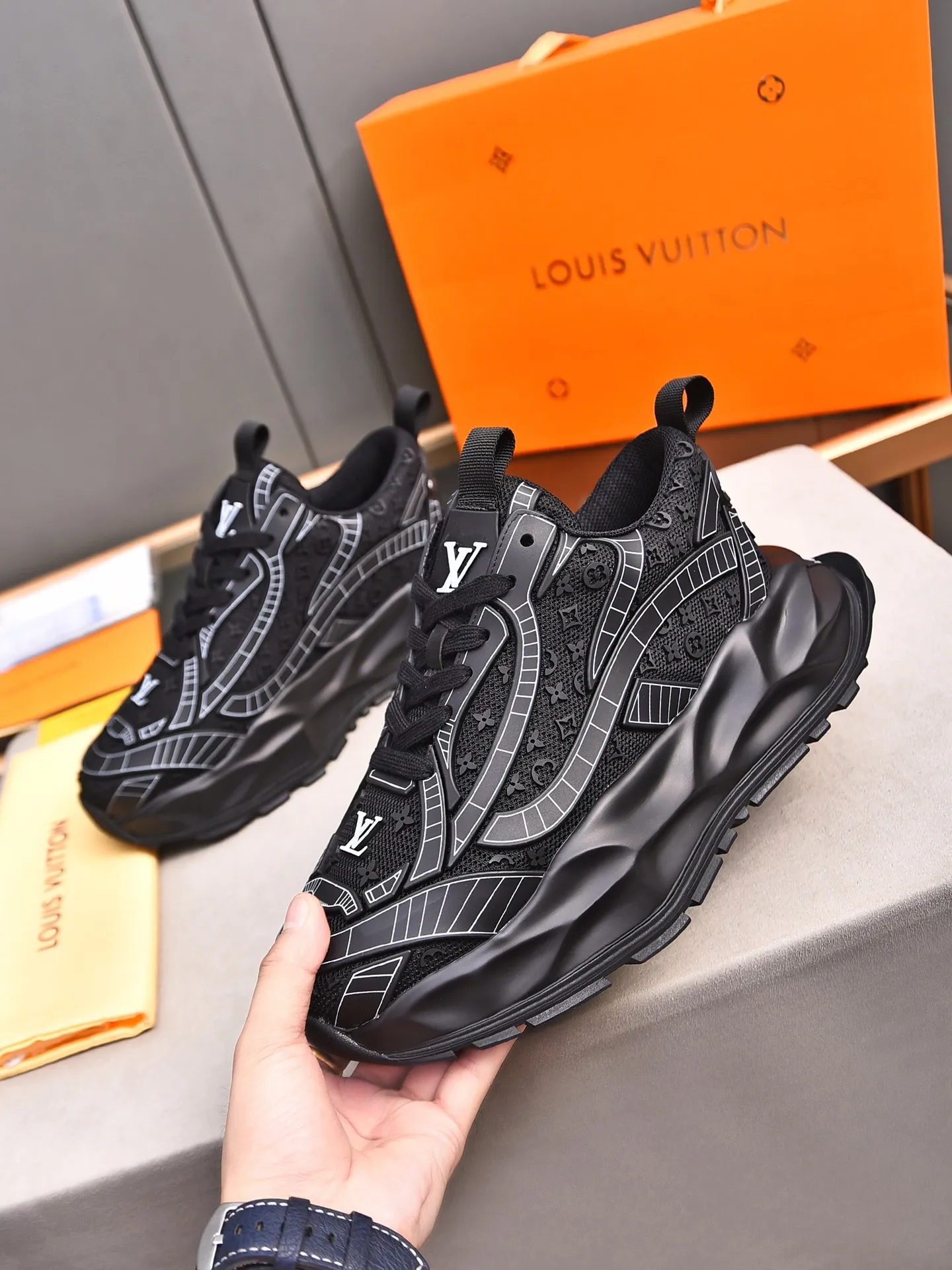 Men's shoes 💰580 📛📛【LOUIS VUITTON】Louis Vuitton 2024 new products👟Milan fashion catwalk style🇰🇾🇰🇾LV family logo, big-name style, a must-have for fashionistas⚠️Imported mesh with high-tech glue technology➕Cow leather➕Breathable mesh lining➕Genuine leather feet➕Special foam outsole👞Number 38-44 (45 46 custom-made)